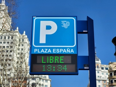 Banderola retroiluminada para parkings con pantalla de texto