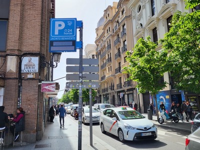 Banderola retroiluminada para parkings con pantalla de texto