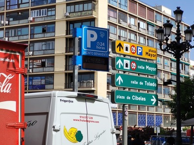 Banderola retroiluminada para parkings con pantalla de texto